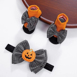 Λεπτομέρεια σετ Halloween μωρού με κορδέλα κολοκύθα και κάλτσες με λαμπερό φιόγκο