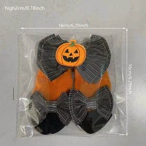 Λεπτομέρεια από σετ κορδέλας και κάλτσες Halloween με κολοκύθα και φιόγκο στη συσκευασία
