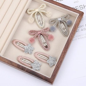 Lot de six barrettes tissées avec nœuds, pompons et étoiles argentées pailletées pour enfants