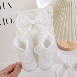 Baby Haarband mit weißer Spitzenschleife und passenden Socken mit Rüschenkante