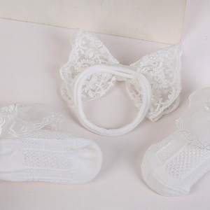 Elegantes Set aus weißem Spitzen-Stirnband und Rüschensocken für festliche Baby-Anlässe