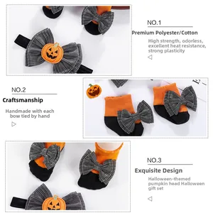 Λεπτομερής όψη από κάλτσες και κορδέλα Halloween για μωρά με λούτρινη εφαρμογή κολοκύθας