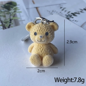 Gros plan du pendentif ours jaune montrant les dimensions 2,9cm de haut et 2cm de large