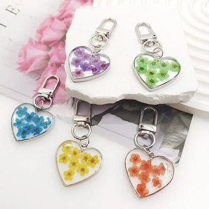 Pastoral Heart Shaped Resin Keychain With Real Dried Flowers Colorful Floral Epoxy Heart Keyring Bag Pendant Accessory For Women