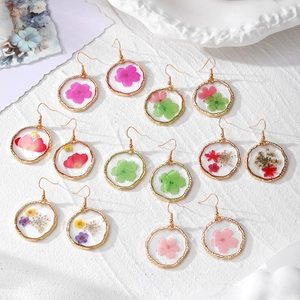 Handmade Natural Real Dried Flower Resin Dangle Earrings For Women Sweet Floral Irregular Alloy Drop Earrings Fashion Jewelry