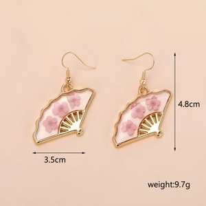 Dettaglio dimensioni orecchini a ventaglio dorati con fiori secchi rosa in resina