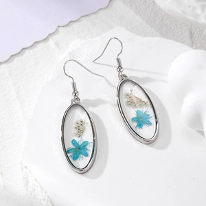 Boucles d'oreilles ovales en résine avec fleurs séchées et crochets argentés
