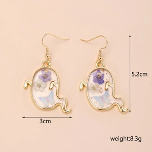 Détail de boucles d'oreilles fantôme montrant la longueur de 5,2 cm et résine