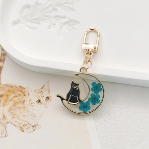 Creative moon cat keychain with natural blue dried flowers in a gold metal frame