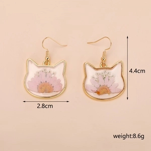 Detailed dimensions of pink dried flower cat earrings in golden wire frames