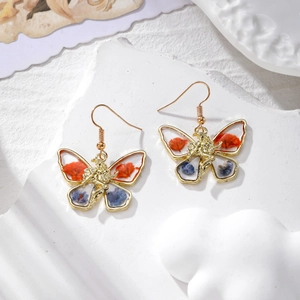 Orecchini a farfalla vintage dorati con fiori secchi colorati e rilievo di fata