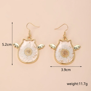 Vue détaillée des boucles d'oreilles chat avec pétales de marguerites et dimensions précises