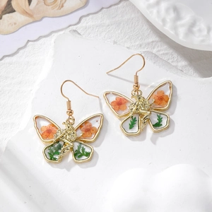Orecchini a farfalla vintage con fiori secchi arancioni e ciondolo a forma di fata
