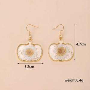 Détail de boucles d'oreilles citrouille avec fleurs séchées et dimensions de 4,7cm sur 3,2cm