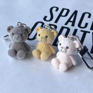 Trois adorables porte-clés mini ours floqués en gris, jaune et rose avec anneaux