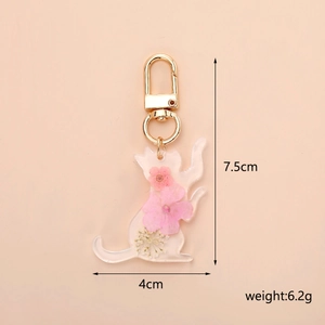 Cat-shaped resin keychain with dried flowers showing 7.5cm height and 4cm width dimensions