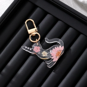 Cat-shaped resin keychain with dried flowers, golden metal lobster clasp and glitter