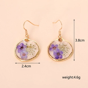 Vue détaillée des boucles d'oreilles faites main avec fleurs réelles et mesures