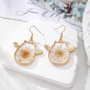 Boucles d'oreilles chat chauve-souris en résine avec fleurs de marguerite et feuilles d'or