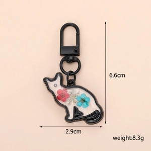 Cat-shaped resin keychain with dried flowers showing 6.6cm height and 2.9cm width