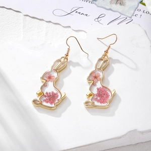 Orecchini a coniglio dorati fatti a mano con veri fiori secchi rosa in resina
