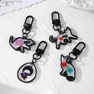 Handmade Resin Cat Moon Keychain Real Dried Flower Inlaid Black Alloy Frame Creative Animal Pendant Bag Hanging Jewelry Gift For Women
