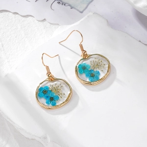 Boucles d'oreilles géométriques avec narcisses naturelles séchées en résine dorée