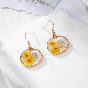 Boucles d'oreilles dorées avec de vraies fleurs de narcisse jaunes en résine claire