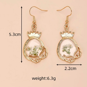 Detail of white dried flower earrings with gold crown accents and size dimensions