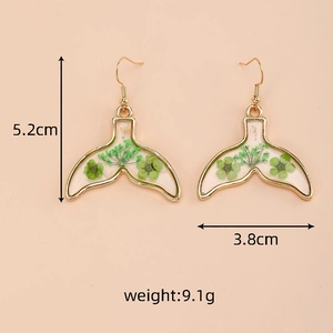 Detail view of fishtail earrings with green dried flowers and 5.2cm height dimensions