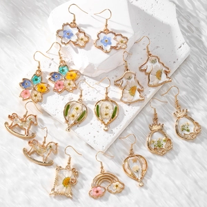 Handmade Dried Flower Resin Drop Earrings Sweet Rainbow Trojan Horse Shape Alloy Gold Plated Dangle Earrings For Women