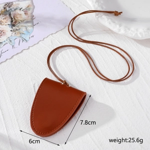 Étui en cuir marron pour lunettes avec dimensions de 6 cm x 7,8 cm et porte-clés