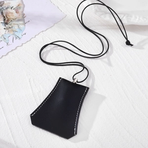 Collier porte-clés minimaliste en cuir noir avec coutures blanches et métal argenté