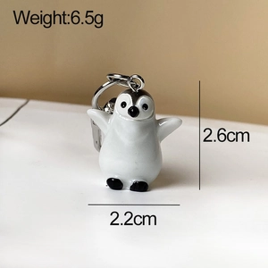 Vue détaillée d'un porte-clés pingouin mignon avec des mesures de 2,6 cm de hauteur