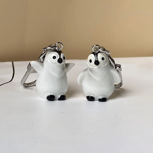 Porte-clés pingouins mignons en résine avec finition brillante et anneaux en métal argent