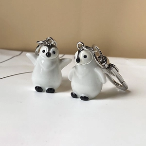 Porte-clés pingouins mignons en résine avec finition polie et anneaux en argent