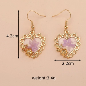 Size chart for heart-shaped gold earrings with purple dried flowers and leaf detail