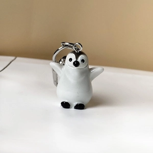 Porte-clés mignon pingouin en résine brillante avec anneau en métal pour sac à main