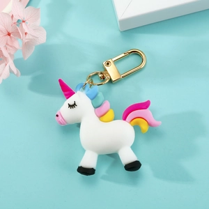 Vue détaillée d'un porte-clés licorne mignon avec corne rose et crinière colorée