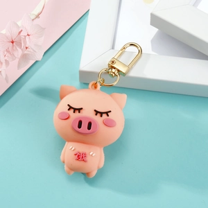 Vue détaillée du porte-clés cochon rose mignon avec fermoir doré sur fond décoratif