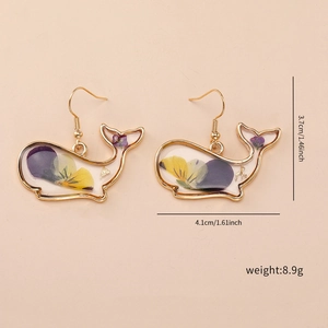 Detailed view of whale-shaped earrings with purple dried flowers and dimensions 3.7x4.1cm