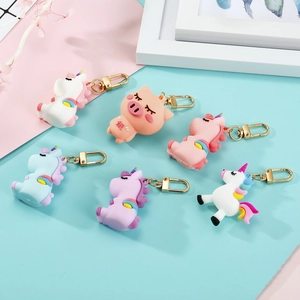 Détails de porte-clés animaux mignons avec des licornes colorées et un petit cochon rose