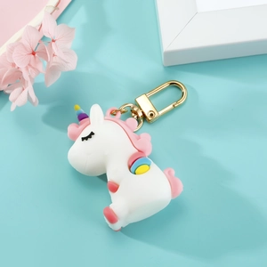 Vue détaillée d'un porte-clés licorne mignon aux tons macaron avec un crochet doré chic