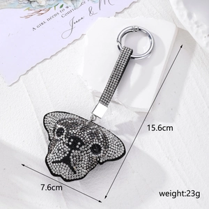Vue détaillée du porte-clés chien en strass avec dimensions 15,6cm et 7,6cm