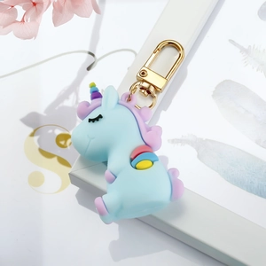 Détail du porte-clés licorne bleu clair avec fermoir doré et texture douce en silicone