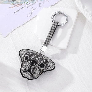 Porte-clés chien en cristal étincelant pour sacs avec détails argentés et strass noirs