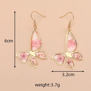 Dettaglio delle dimensioni 6cm x 3,2cm degli orecchini a farfalla con fiori rosa