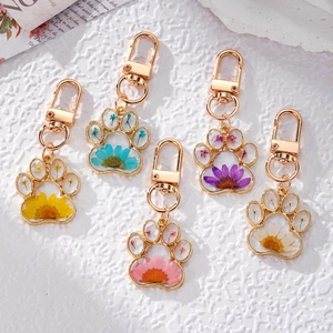 Cute Cat Paw Daisy Dried Flower Resin Keychain Pastoral Alloy Floral Epoxy Bag Charm Pendant For Women Girls Daily Accessory