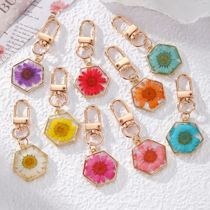 Handmade Dried Flower Resin Keychain Hexagon Alloy Gold Plated Daisy Floral Pendant Bag Accessory For Women Girls Gift