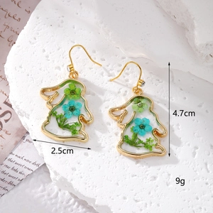 Détails des boucles d'oreilles lapin aux fleurs séchées, dimensions 4,7 cm x 2,5 cm
